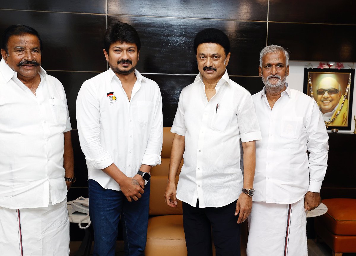 Udhaystalin's tweet photo. இளைஞரணியை ஏறத்தாழ 40 ஆண்டுகள் வளர்த்தெடுத்து வலுப்படுத்திய கழகத் தலைவர்@mkstalin அவர்கள���டம், @dmk_youthwing செயலாளராக கழக பணியாற்ற மீண்டும் எனக்கு வாய்ப்பு வழங்கப்பட்டுள்ளதையொட்டி நன்றி தெரிவித்து வாழ்த்துபெற்றேன். திறன்மிகுந்த கழக இளைஞர்களை ஒருங்கிணைப்பதில் பெருமிதம் கொள்கிறேன். https://t.co/NhkN5L1JUu