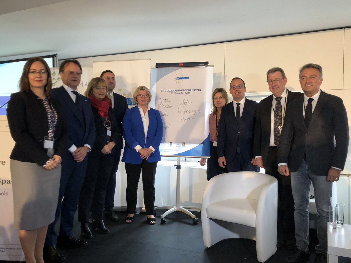 Efusnews's tweet photo. 📃✍️The members of the @PACTESUR project adopted the #Declaration on global and integrated approach and design of tailored and targeted solutions to make #PublicSpaces safer. https://t.co/KOZKUIYxvm
