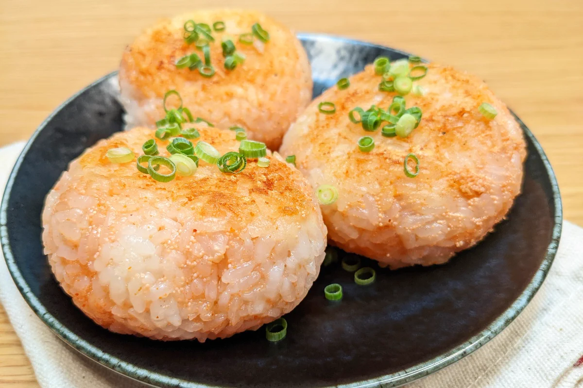 朝食メニューにもぴったりそう！明太子などを使った、とっても美味しそうな「焼きおにぎり」レシピ！