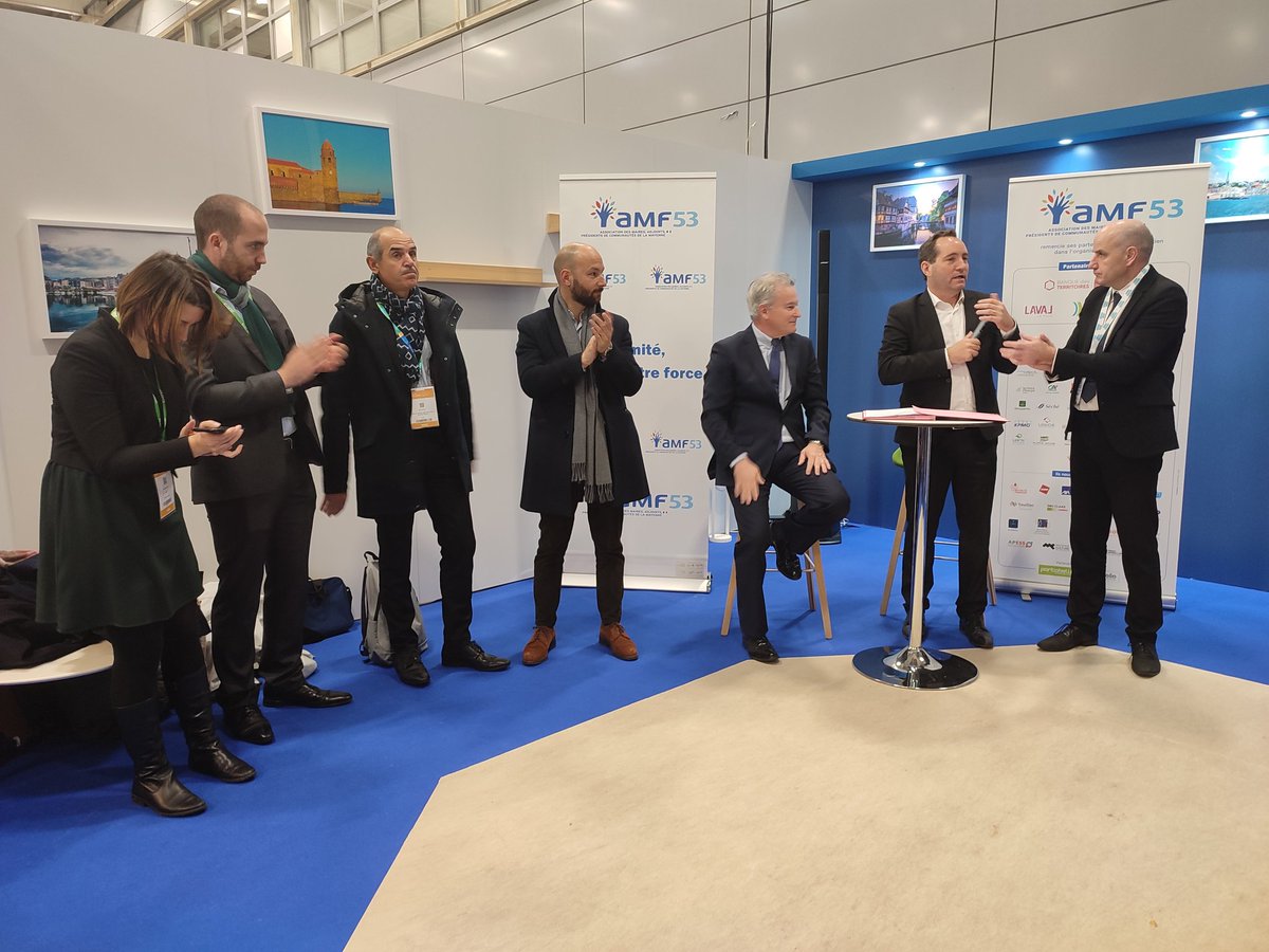 Energie_Mayenne's tweet photo. @salondesmaires Temps d’échanges sur les projets portés par les acteurs du #territoire de @lamayenne entre @RichardCHAMARET @BalandraudJoel et @danielpinaPDL @engie @enedis_pdl @grdf @l_amf @AMF_53 @Energie_Mayenne #CollTerr #smcl2022 https://t.co/xa2hpP28Hk