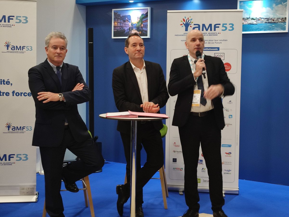 Energie_Mayenne's tweet photo. @salondesmaires Temps d’échanges sur les projets portés par les acteurs du #territoire de @lamayenne entre @RichardCHAMARET @BalandraudJoel et @danielpinaPDL @engie @enedis_pdl @grdf @l_amf @AMF_53 @Energie_Mayenne #CollTerr #smcl2022 https://t.co/xa2hpP28Hk
