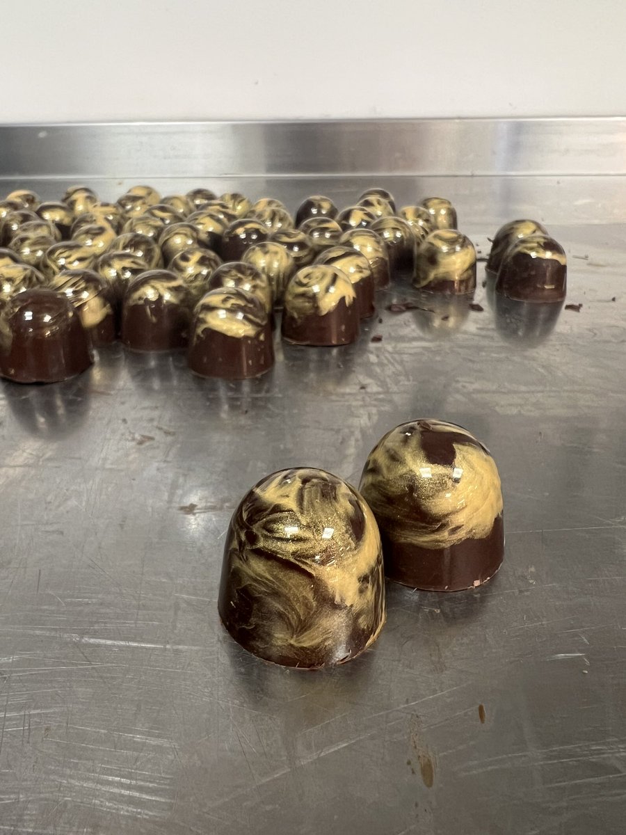 AntRice1991's tweet photo. Getting them Christmas chocolate petit fours done 🎄🍫 https://t.co/XGkabx1ZTY