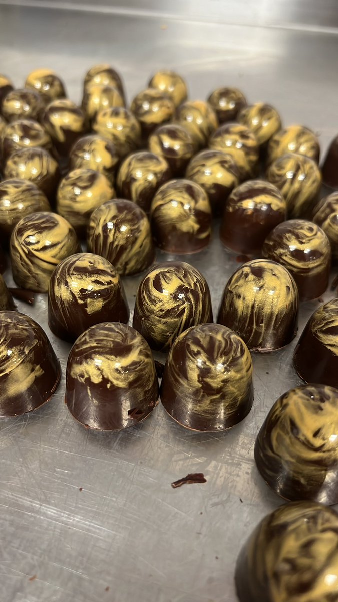 AntRice1991's tweet photo. Getting them Christmas chocolate petit fours done 🎄🍫 https://t.co/XGkabx1ZTY