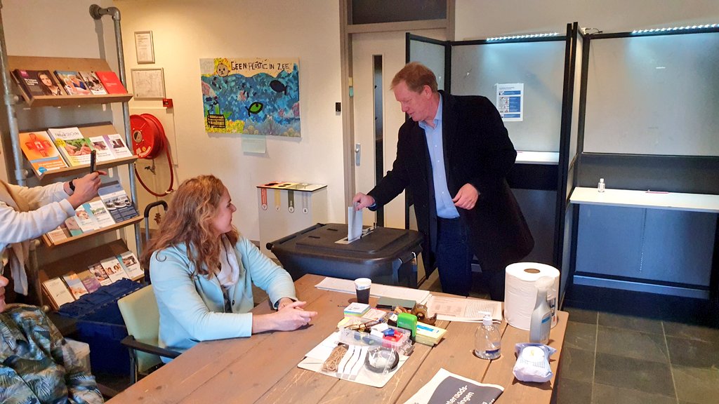 maikelcoomans85's tweet photo. Burgemeester Peter de Jong ( nu nog van Westvoorne) brengt voor de  laatste x (althans in westvoorne) z'n stem uit. "Ik ga t wel heel erg missen ja" #verkiezingen #herindeling Voorne aan Zee. @RTV_Rijnmond @GemWestvoorne https://t.co/gAvyhG7DuW