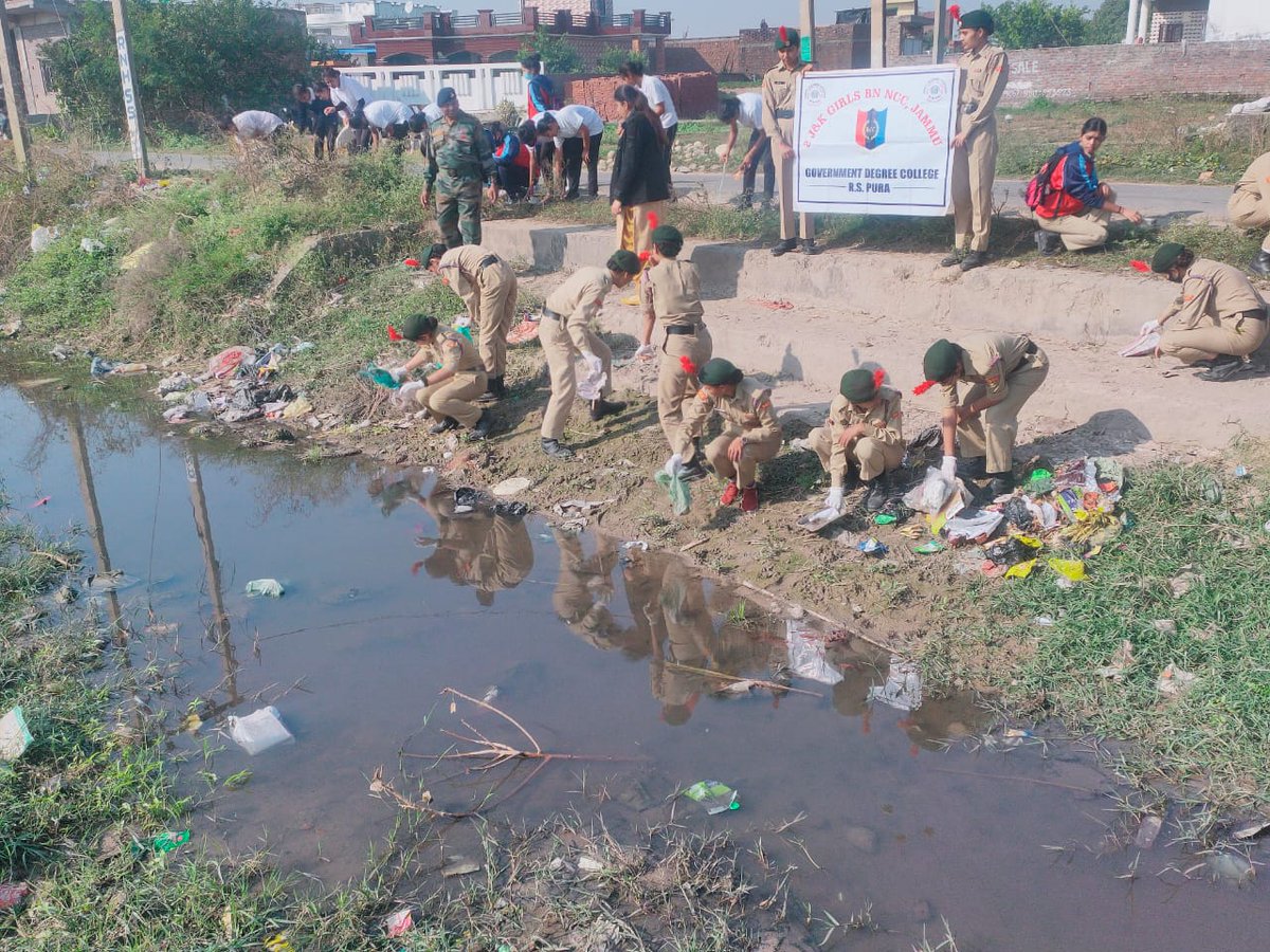 GDC_RS_Pura_NCC's tweet photo. 2 J&amp;K Girls Bn.NCC,GDC RS Pura organized a cleanliness drive in Chohalla Canal as part of 'Puneet Sagar Abhiyan'under the guidance of the principal Prof.Sunil Uppal and supervision of the ANO Lt. Shaveta Chowdhary.
@DteJKL 
@HQ_DG_NCC 
@adgpi 
@suniluppal16 
@prodefencejammu https://t.co/KR28XYF3v2