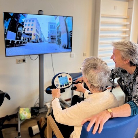 Op maandag 21 november was de feestelijke opening van de nieuwe fysioruimte van <a href="/Kennemerhart/">Kennemerhart</a> op woonzorglocatie het Reinaldahuis. In de oefenruimte kunnen cliënten vanaf nu terecht voor #fysiotherapie en #bewegingsagogie en tijdens hun #revalidatie. kennemerhart.nl/nieuws/feestel…