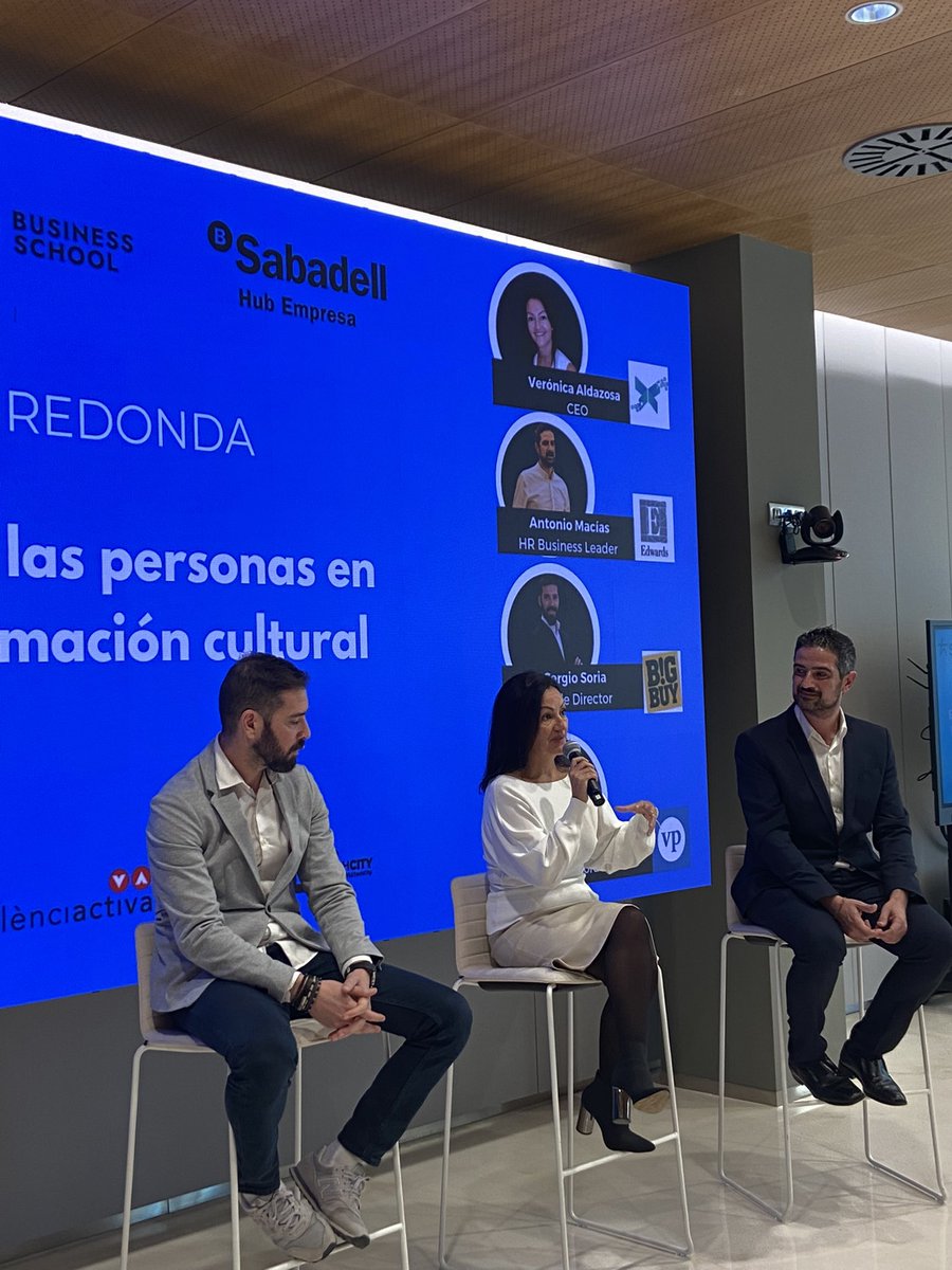 ⭐️Verónica Aldazosa, CEO de TaleanTeal en la Mesa Redonda:

“En un modelo tradicional siempre encontramos los mismo puestos de trabajo, en un modelo de cambio los nuevos roles y con ellos  roles muevos para su transformacion cultural.”

#SabadellHubEmpresa #Valencia