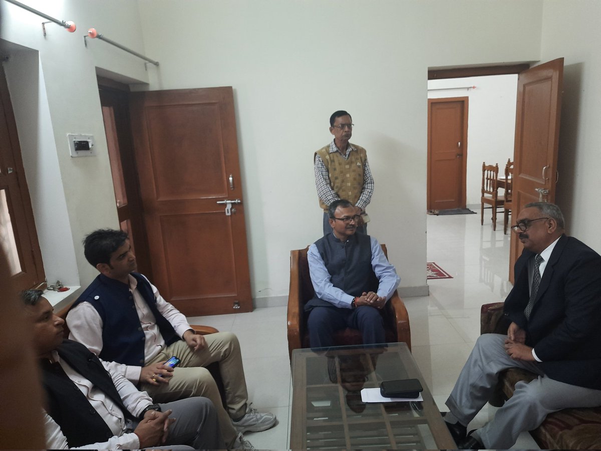 #hungaryforcargo 
In a mission for enhancing freight customers experience, a meeting with Management of United Province Sugar Mill, Tamkuhi is done alongwith ADRM &amp; concerned Branch Officers.

A fruitful outcome is excpected in near future.
 <a href="/RailMinIndia/">Ministry of Railways</a> <a href="/nerailwaygkp/">North Eastern Railway</a>