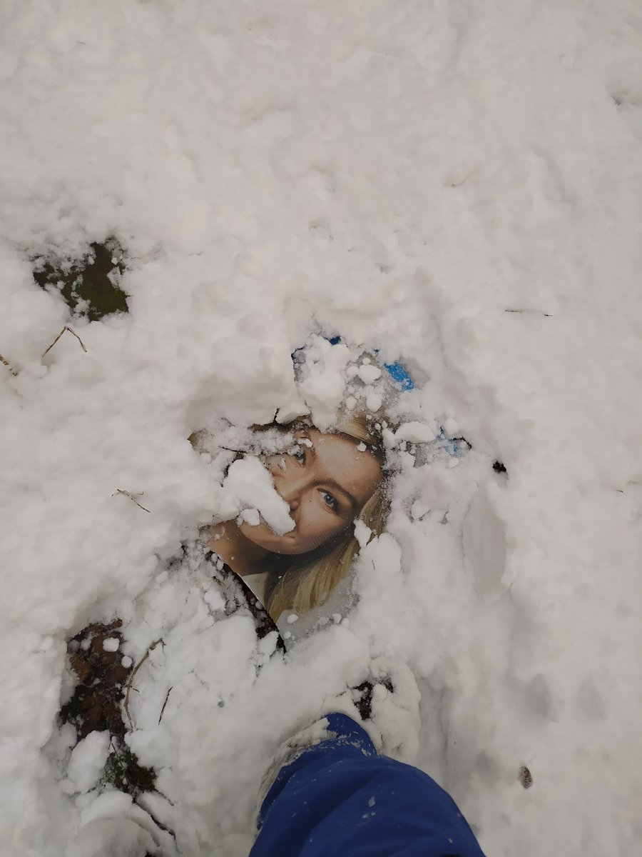 När man vandrar i skogen är den sista man vill stöta på Ebba...