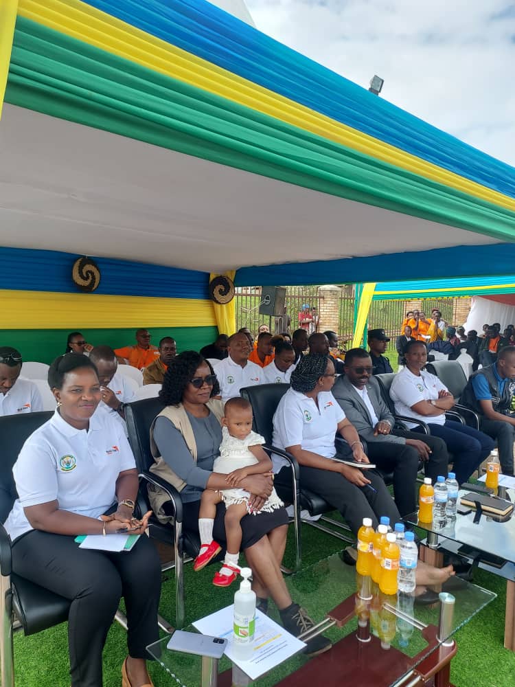 WVRwanda's tweet photo. @WVRwanda's National Director,@PaulineOkumu applauded the Rwanda gov't for the conducive environment,and thanked the #UltraPoorGraduation graduates for uplifting themselves from Category 1 to 3 of Ubudehe.She
urged to pass on the knowledge learned to other community members. 2/3 https://t.co/SUqpgPoDrX