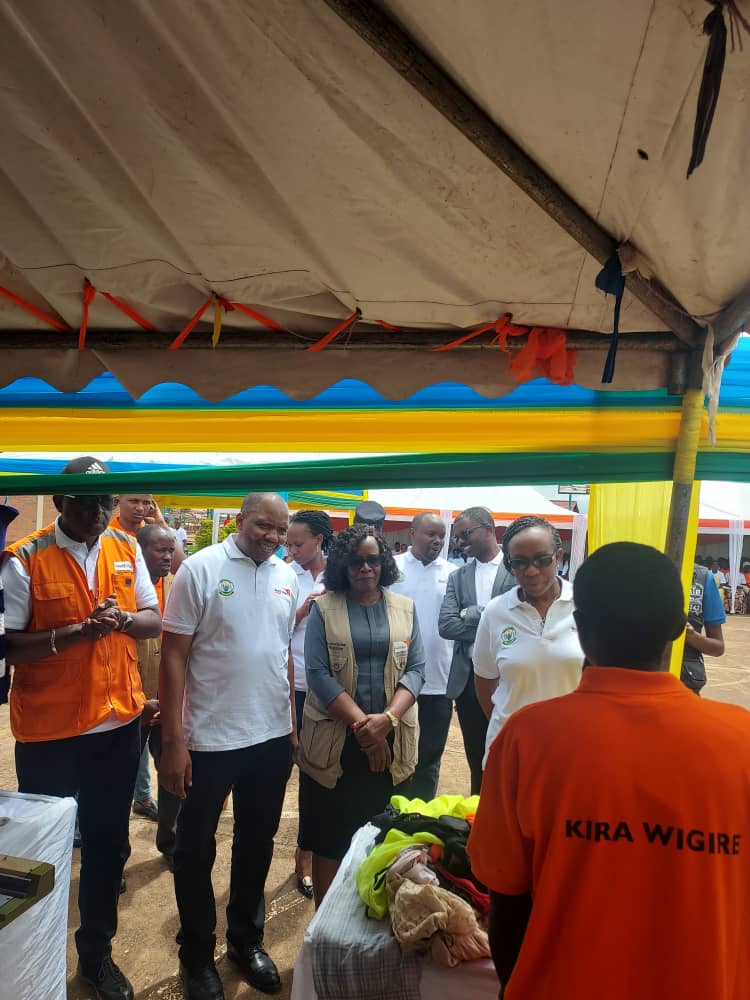 WVRwanda's tweet photo. @WVRwanda's National Director,@PaulineOkumu applauded the Rwanda gov't for the conducive environment,and thanked the #UltraPoorGraduation graduates for uplifting themselves from Category 1 to 3 of Ubudehe.She
urged to pass on the knowledge learned to other community members. 2/3 https://t.co/SUqpgPoDrX