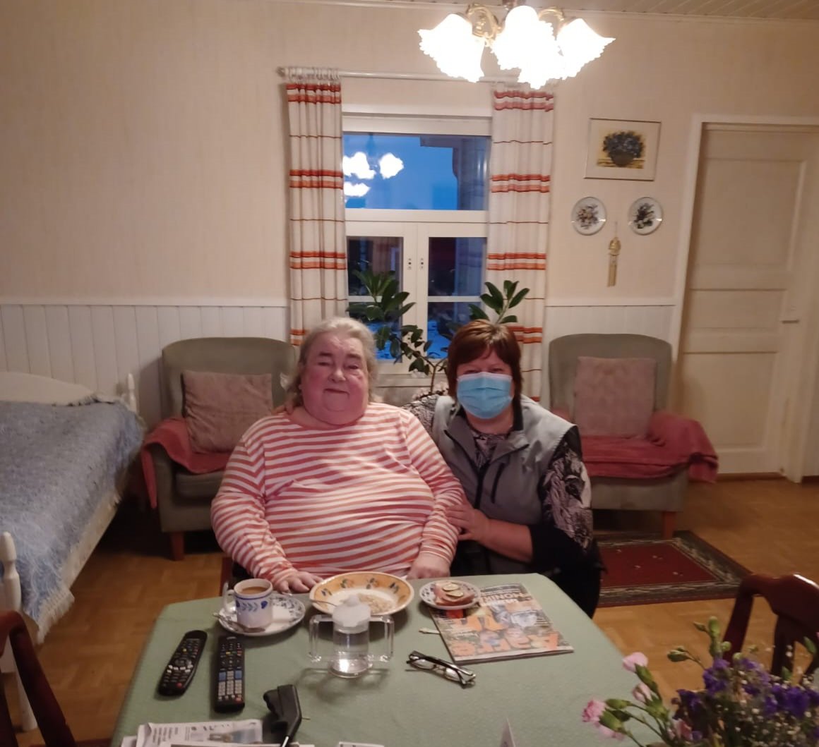TiinaHankala's tweet photo. THL:n kerro palvelustasi asiakastyytyväisyyskyselyssä on Ikaalinen sijoittunut Pirkanmaan hyvinvointialueen ykköseksi kotihoitopalveluissa. Juhlimme tänään kakkukahveilla! Tämä on huipputiimi 🙏❤ https://t.co/3uuCIZEcDO