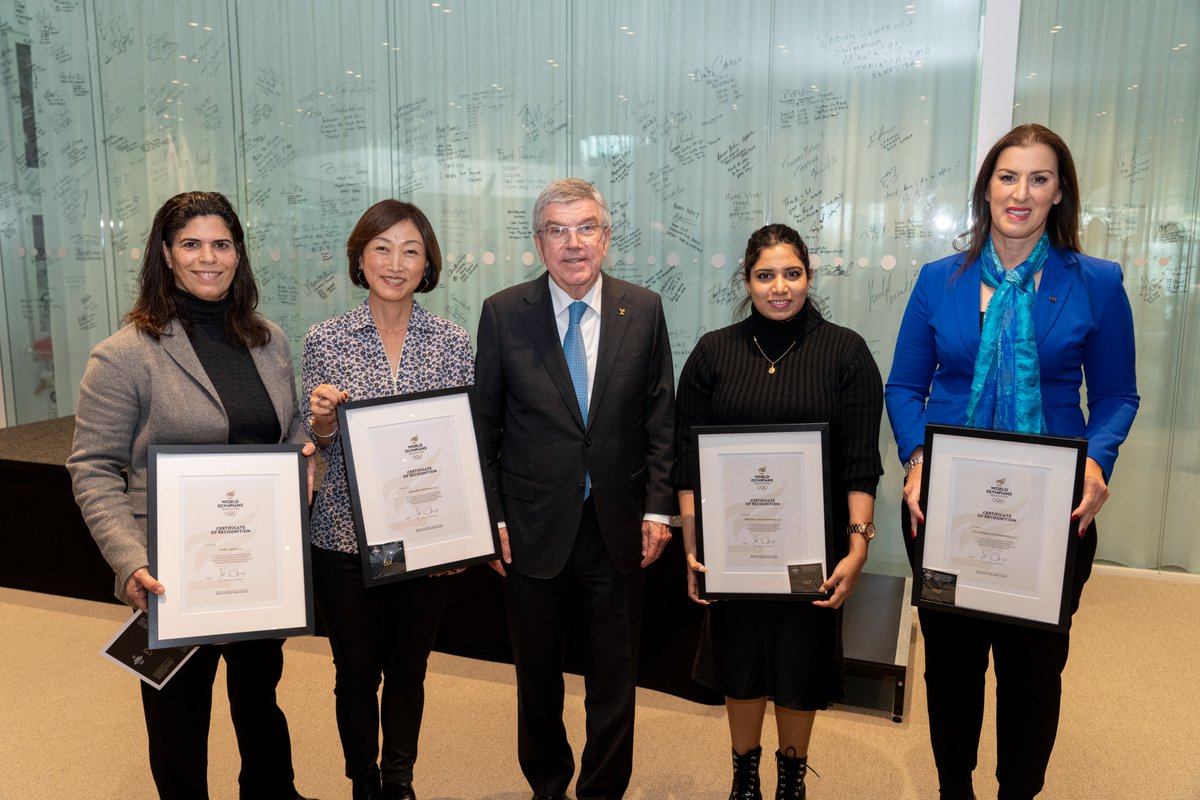 Athlete365's tweet photo. ✍️ @OlympicLK swimmer @ReshikaU, Israeli judoka Yael Arad, Greek water polo player Stavroula Kozompoli and Japanese synchronised swimmer @miyakoland.

They were congratulated by IOC president Thomas Bach as they received their @worldolympians OLY certificate of recognition. ⭐️ https://t.co/bZDvRoRVne