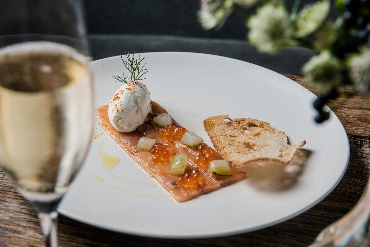 SwanLondon_'s tweet photo. COMPETITION TIME! 🏆 We’re teaming up with @RathfinnyEstate to offer you the chance to WIN a three-course dinner for two with a bottle of their Classic Cuvée. To enter, simply:

- Retweet this tweet
- Follow our page and Rathfinny’s

Entries close Dec 6. T&amp;Cs apply. Good luck! 🤞 https://t.co/n13IurbTAV