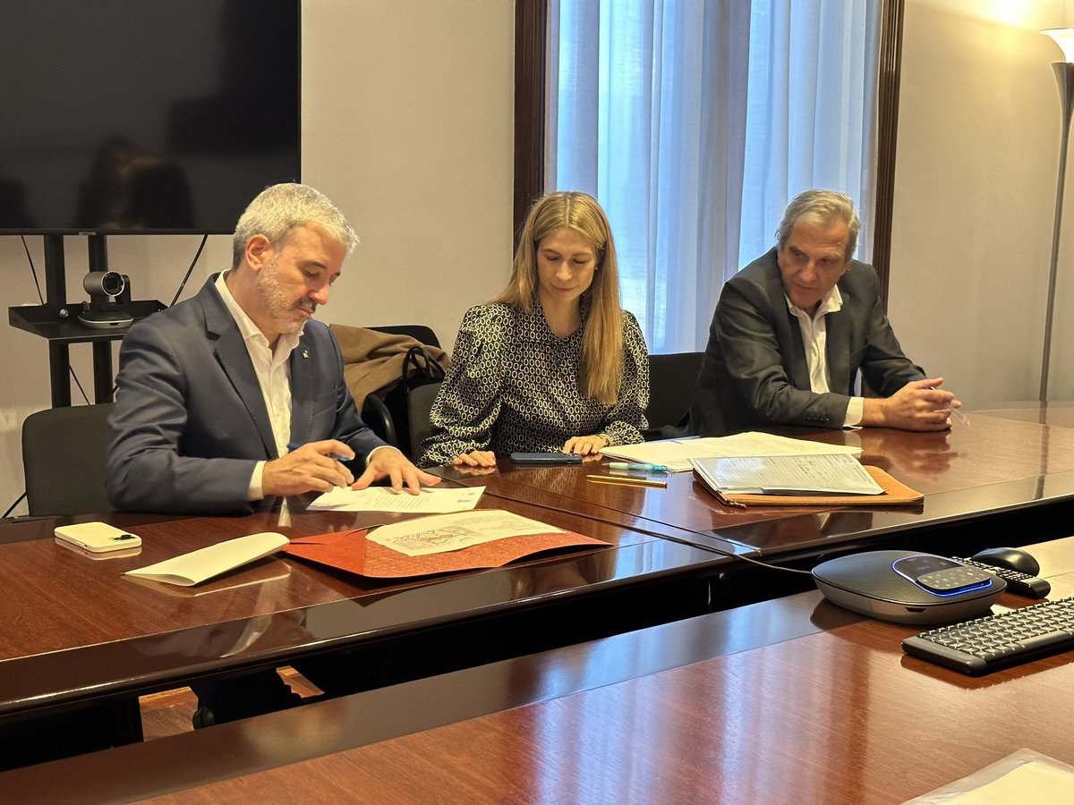 BOperBCN's tweet photo. jaumecollboni: 🚀Comencem el dia amb bones notícies per als veïns/es de BCN
✍🏼Formalitzem la compra de dos edificis de la ciutat:
🏠A @Bcn_Eixample ampliarem el parc d’habitatge de lloguer social
🏢A @bcn_hg rehabilitarem el local #RaimonCasellas com… https://t.co/pt5Pczcyyk