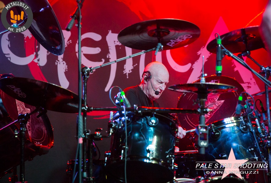 metallus_it's tweet photo. Chris Slade: le foto della data di Bologna! https://t.co/7s31dc2n0B #ChrisSlade #alchemica @GoodMusicReal  @ChrisSladeDrums @WorldPlanWP
 @VioletBlend #RunChickenRun https://t.co/7nCuf5P3y3