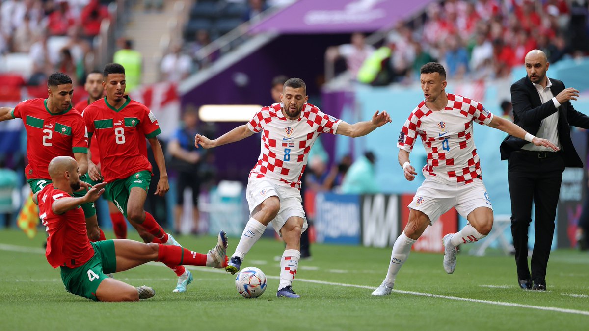 FIFAWorldCup's tweet photo. Plenty of early battles so far... 

#FIFAWorldCup | #Qatar2022 https://t.co/660kTA40nG