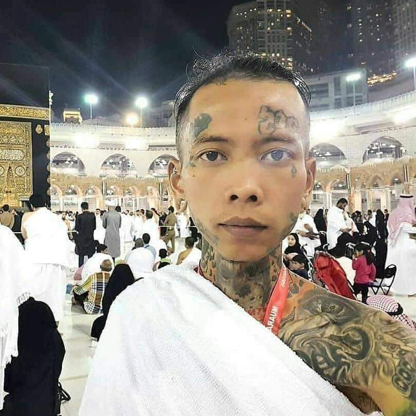 نشر شخص هذه الصورة قائلاً :

أعلم بأنك يمكن ان تستحقرني او تنظر لي بنظرة غير لطيفة ولكن المهم هو أن الله هداني أخيراً