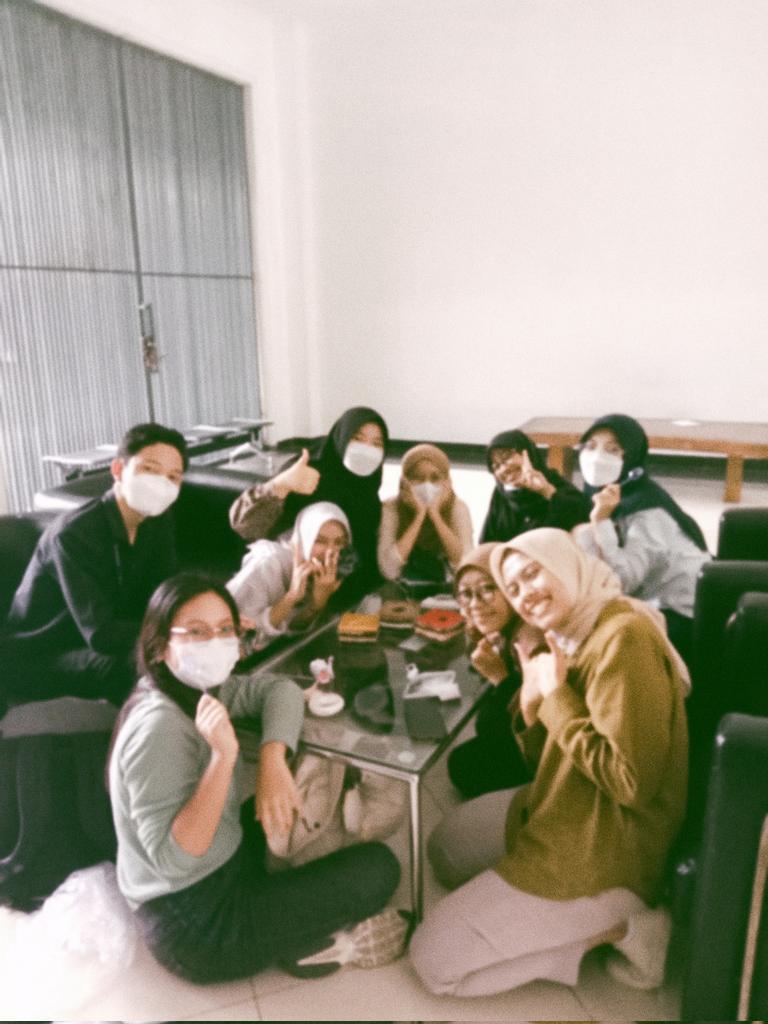 sunnisrising's tweet photo. Teimaaa kasiiii ibuk Weningg untuk asupan manis sebelum kuis mbl nyaaa 🤍🍰 https://t.co/k06Qe1QnV0