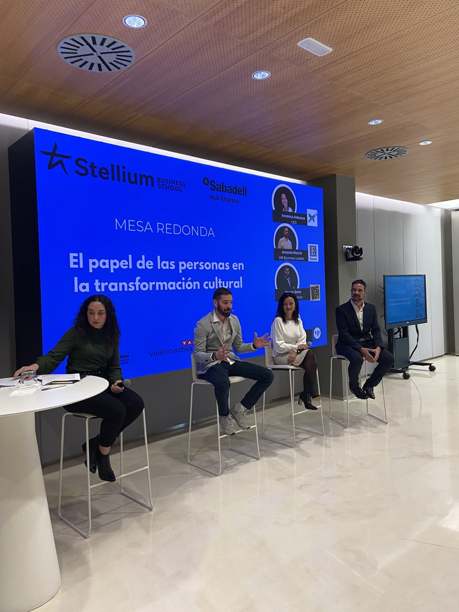⭐️Sergio Soria de @BigBuy_dropship en la mesa redonda: 

“La incorporación no es fácil cuando viene de empresas más tradicionales pero al ser participes en la toma se decision, del proceso y de cómo funcionan otras áreas de la empresa, se comprometen e ilusionan con el equipo”