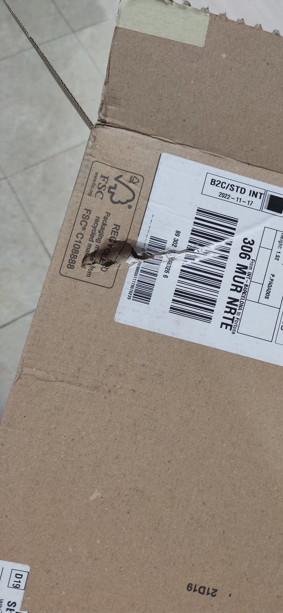 Bigomula88's tweet photo. @SEUR @SEUR_responde me parece fatal como he recibido hoy un paquete que esperaba con muchas ganas, todo esto, con retraso incluido, algún responsable? Para que sepa lo que es, la caja es súper valiosa a nivel coleccionismo 😠😠 https://t.co/oOLlX9kOZu