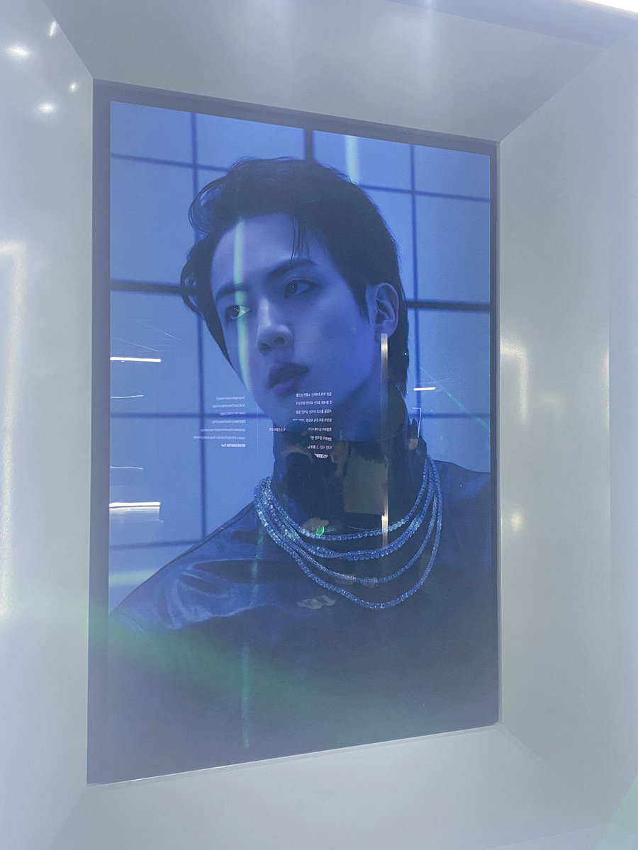 _ChanHee_x426's tweet photo. バンタンのPROOF展示会 最終日ギリギリで行ってきた✈️
8月に行った普段のHYBE INSIGHTも良かったけど今回はPVのセットが多くて見応えたっぷりでした。
ドキドキしながら機械のボタン押して出てきたラキドロはジンくん🐹いつも自引きと無縁だから嬉しかった〜。 https://t.co/H5f6tZshCr