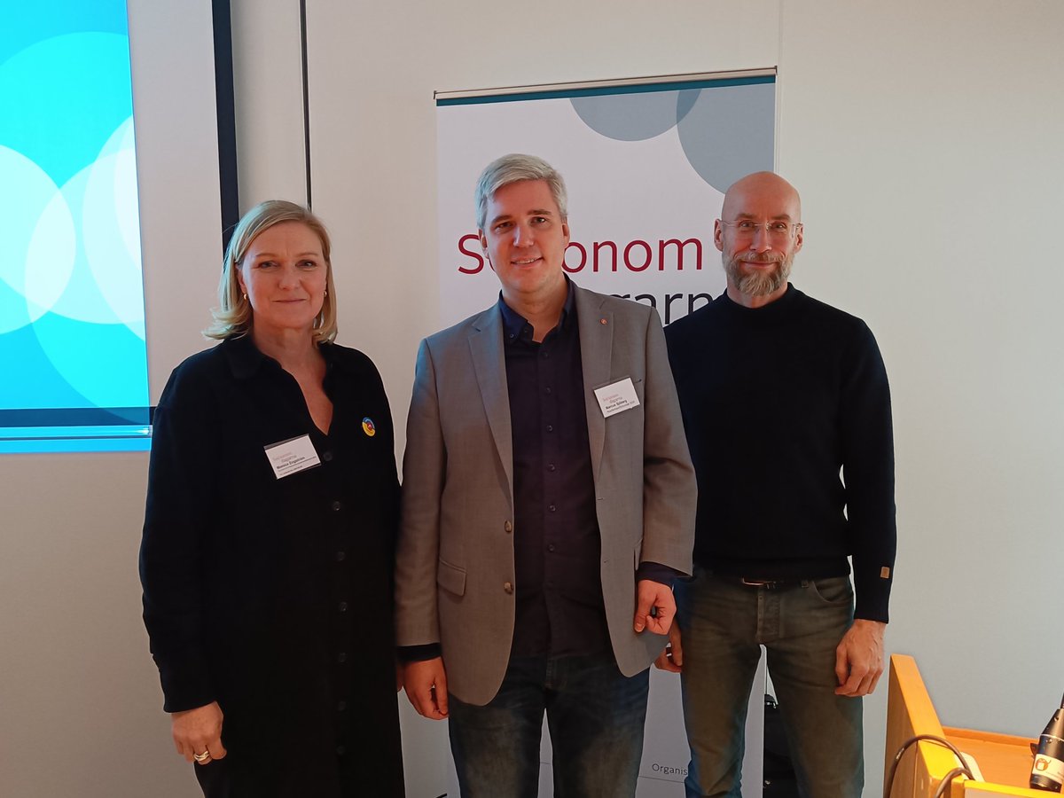 Monica Engström och Marcus Sjöberg från <a href="/akademssr/">Akademikerförbundet SSR</a> ska precis påbörja sin talarpunkt på Socionomdagarna och prata om "Ett samlat stöd i åldrandet". På bilden är också Fredrik Hjulström, <a href="/akademssr/">Akademikerförbundet SSR</a> med som precis avslutat sitt pass om "Behörighetregeringen"