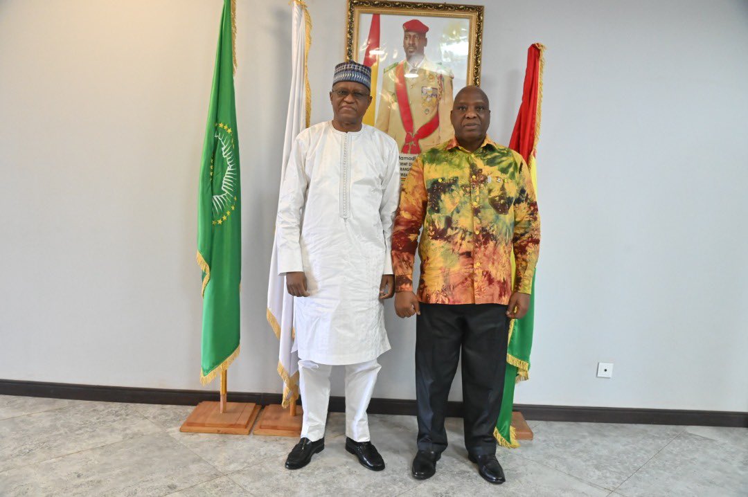 AUC_PAPS's tweet photo. Fruitful discussions between MFA @morissanda of #Guinea, AU MISAHEL High Rep @SidikouMaman and Director @SarjohBah3, on the proposed #AU Support Framework for the transition in Guinea &amp; operationalization of the Transition Support Mechanism in collaboration with key Stakeholders https://t.co/uBozEND6TI