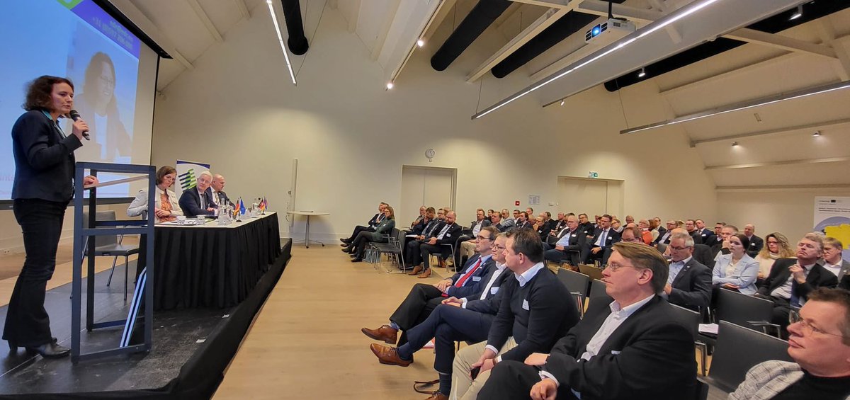 EDR_EU's tweet photo. 🇩🇪 Interreg-Geschäftsführerin Ilona Heijen informiert die EDR-Ratsmitglieder über den aktuellen Sachstand im neuen Interreg VI-Programm. Sehr erfreulich: Bereits fünf Interreg VI-Projekte wurden im Fördergebiet der EDR genehmigt.
#INTERREGV #InterregVI #RatEDR #EDR https://t.co/0PrlzAOZ8Q