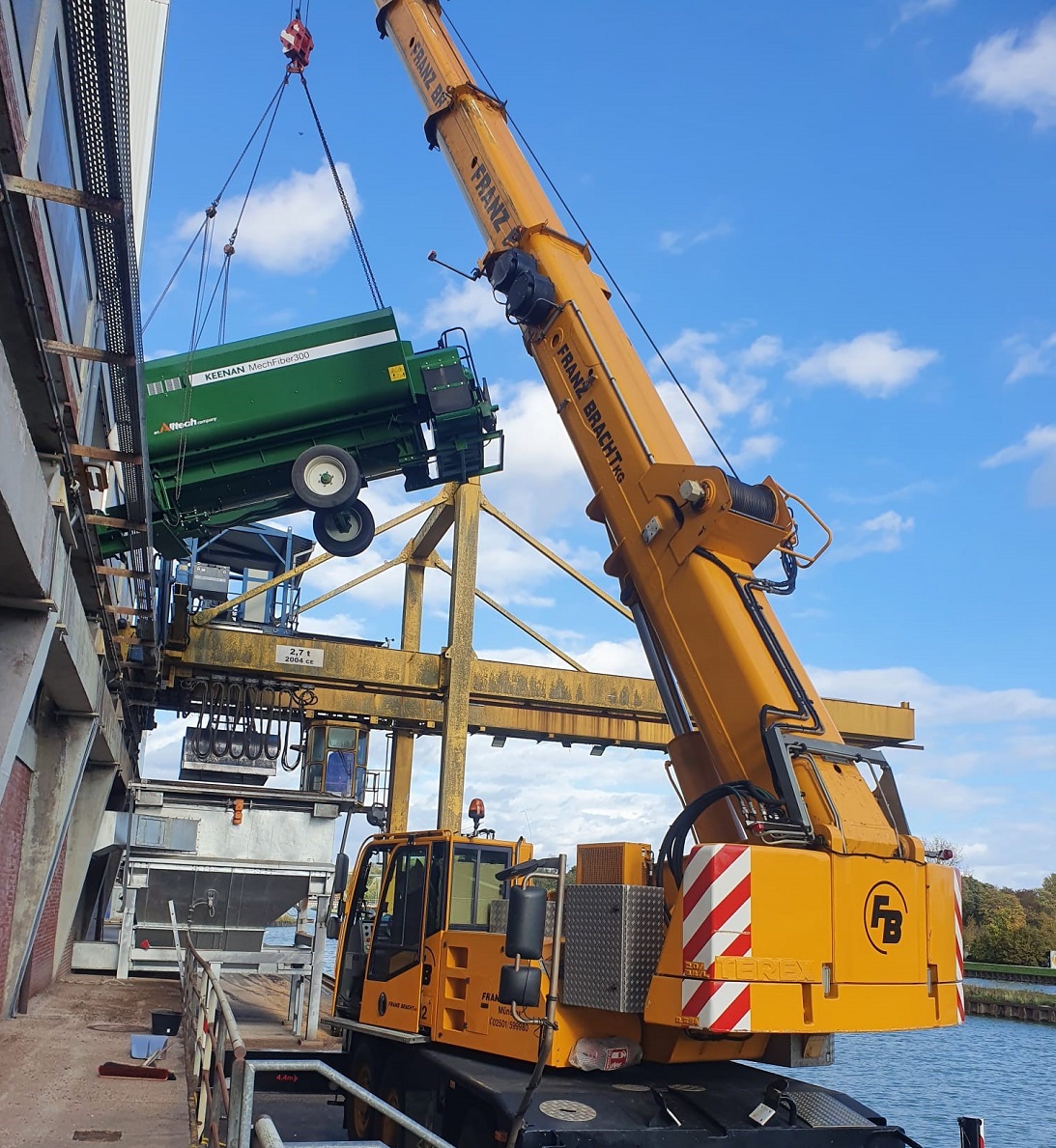 Steady hands needed! This KEENAN ProMix300 is being carefully lifted into a plant and will be used to mix horse muesli! 🐴🐎 #wecanmixanything