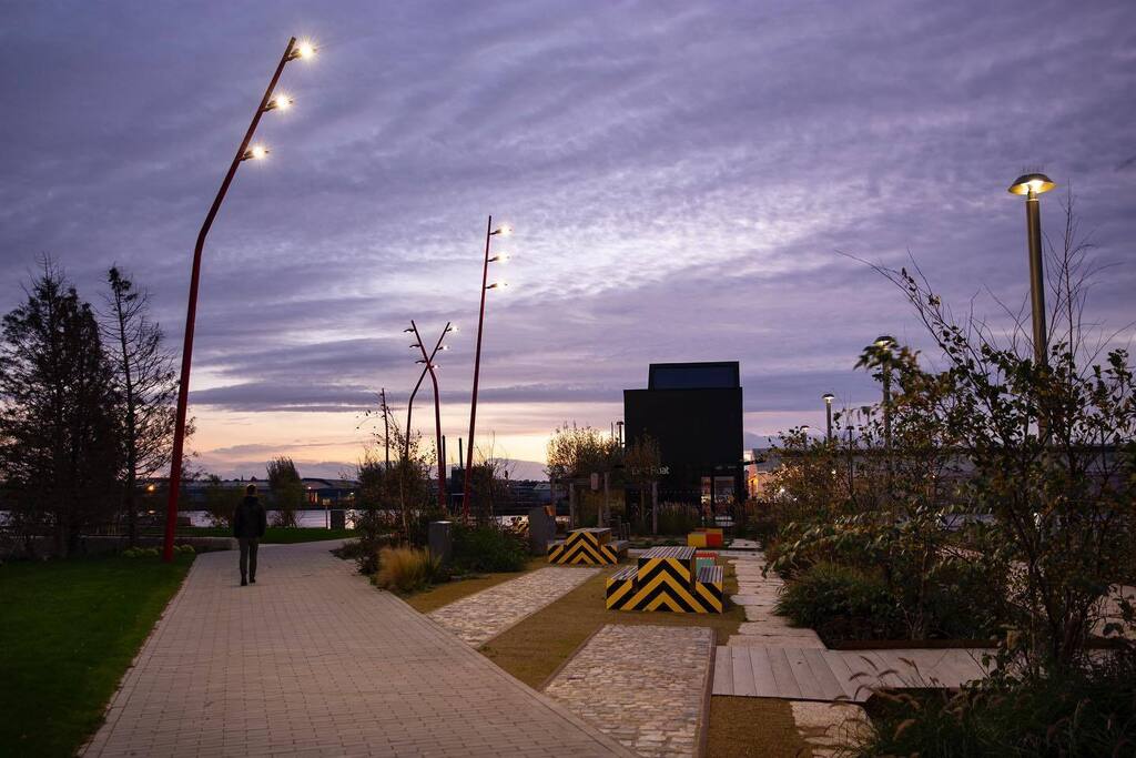 North Bank Green, Wirral Waters at night. The cranked lighting columns along the central path were inspired by quayside cranes in the signature signal red of the Tower Road Bascule bridge.

#landscape #landcsapearchitecture #landcsapephotography #lighting #lightingdesign #su…