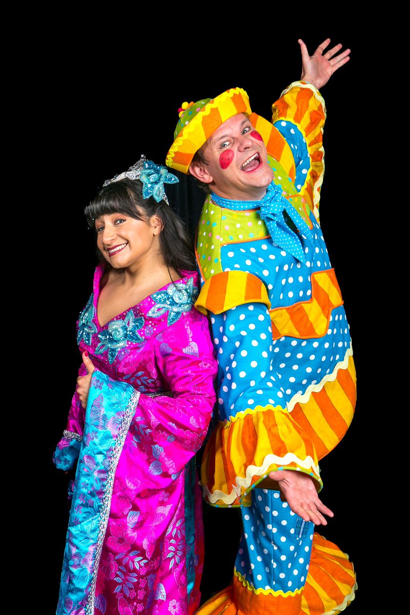 HGtheatre's tweet photo. This morning we are welcoming the first of our wonderful schools to see Aladdin before opening night on Friday! 🎉

What are you most looking forward to about this year’s #HTPanto?🧞‍♀️

🎟️ https://t.co/5vsJFOSkrR
📸 @Karlandrephoto https://t.co/bI0QNMCtRs
