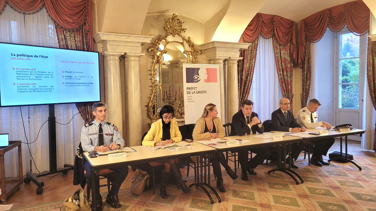 Prefet73's tweet photo. 🎙️ #NeRienLaisserPasser | Hier matin, le @Prefet73 a tenu une conférence de presse en prévision de la Journée internationale pour l’élimination de la violence à l’égard des femmes du 25 novembre.
@cdad73 @Gendarmerie_073 @PoliceNat73 #SASSON #AVIJ #CIDFF #ADDCAES @savoiedefemme https://t.co/EGywNkSsWG