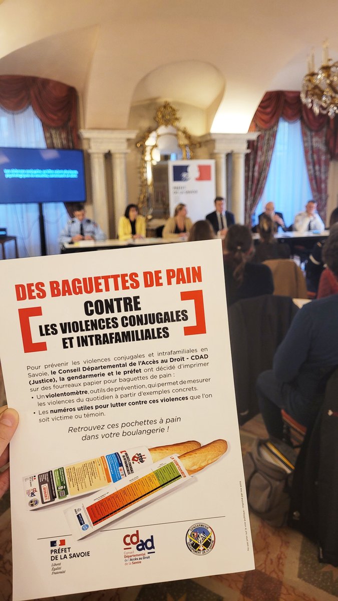 Prefet73's tweet photo. 🎙️ #NeRienLaisserPasser | Hier matin, le @Prefet73 a tenu une conférence de presse en prévision de la Journée internationale pour l’élimination de la violence à l’égard des femmes du 25 novembre.
@cdad73 @Gendarmerie_073 @PoliceNat73 #SASSON #AVIJ #CIDFF #ADDCAES @savoiedefemme https://t.co/EGywNkSsWG
