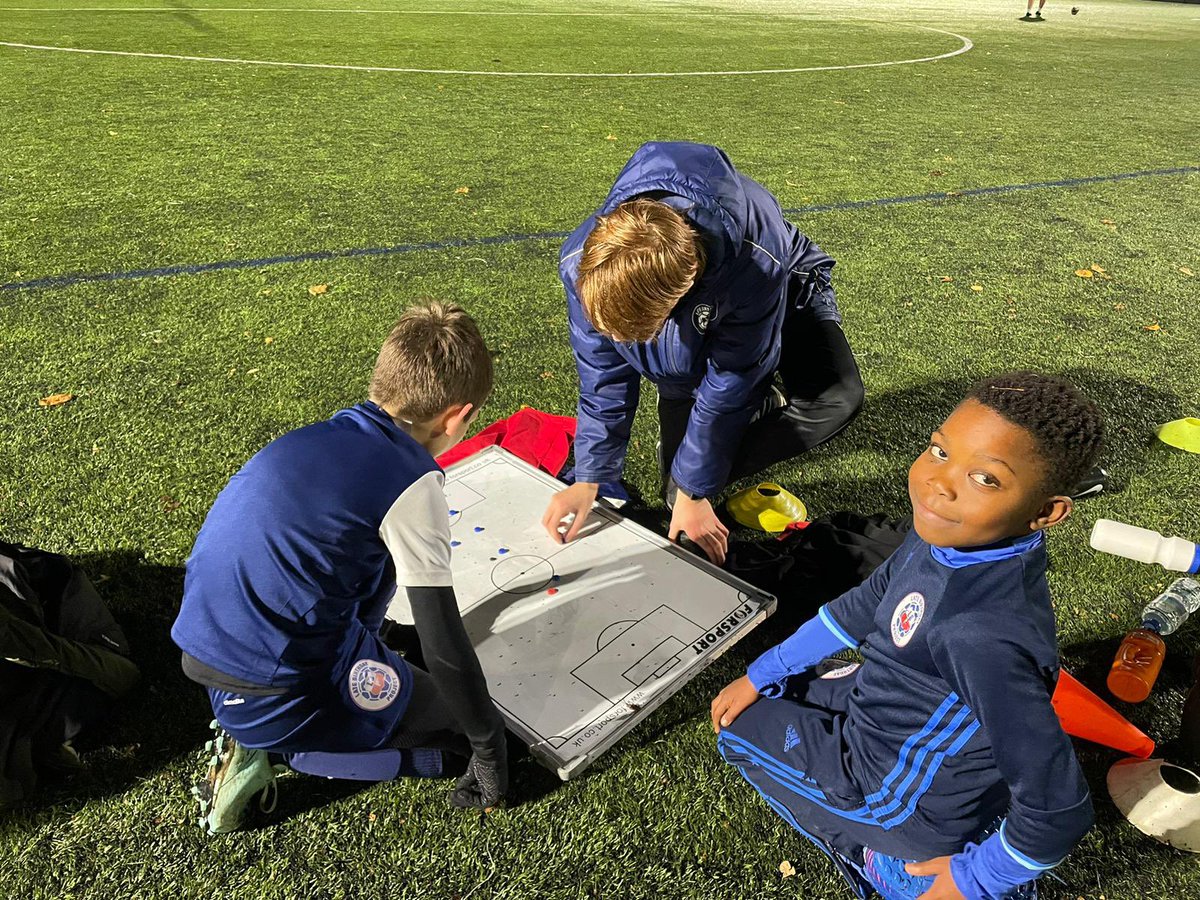 LBPFootballHQ's tweet photo. LBP Crawley enjoyed some cracking games at Broadfield 3G against our friends from #Horsham Tigers last night. Fantastic football played in a brilliant spirit! Let us know if you’d like to bring your team in. #Crawley #ShowUsWhatYouCanDo #RelativeAgeEffect #FootballCoaching https://t.co/MzYD37x3Il