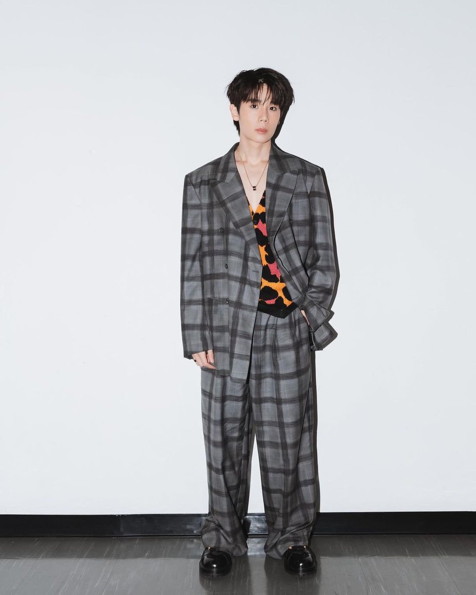Jimmyyjp_TWFC's tweet photo. 11.23.22 IG更新 (3-5)
🥑: Its all about inside #VersaceFW22 #VersaceOdissea
#jimmyyjp #Tiny #GMMTV2023 https://t.co/iSjZ8Swx48