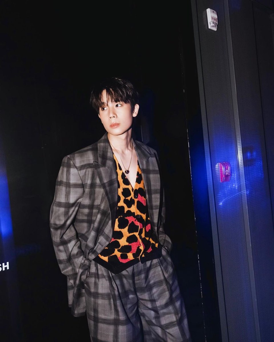 Jimmyyjp_TWFC's tweet photo. 11.23.22 IG更新 (3-5)
🥑: Its all about inside #VersaceFW22 #VersaceOdissea
#jimmyyjp #Tiny #GMMTV2023 https://t.co/iSjZ8Swx48