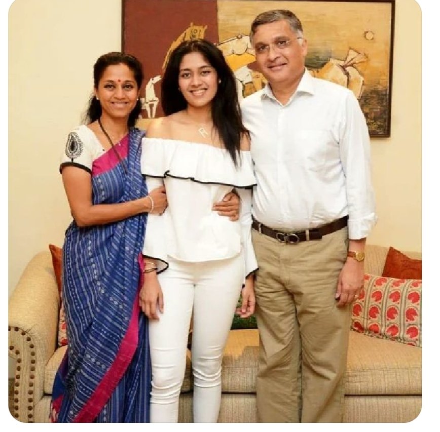 राजकारण्यांच्या मुली जे मराठी बोलतात, मराठी माणसाच्या मतांवर जगतात ते मराठी संस्कृती का जपत नाहीत? Trousers tops का घालतात? ९वारी का घालत नाहीत? <a href="/supriya_sule/">Supriya Sule</a>

मराठी कर्तृत्ववान महिलांना साडी,टिकली मध्ये जखडू पाहणाऱ्या मानसिकतेचा निषेध !
<a href="/mnsadhikrut/">MNS Adhikrut - मनसे अधिकृत</a>
<a href="/ThakareShalini/">Shalini Thackeray</a> 
<a href="/TV9Marathi/">TV9 Marathi</a>