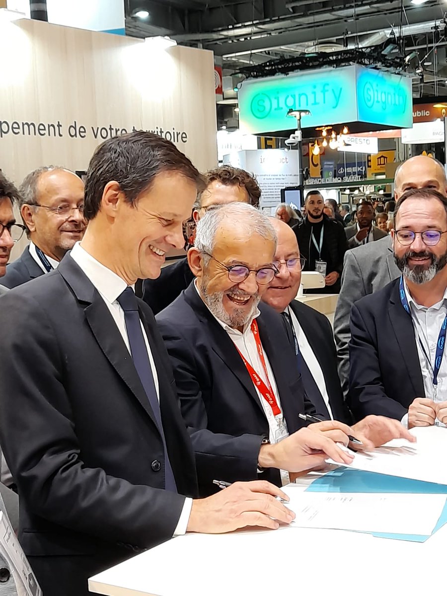Bouygues_ES's tweet photo. 📣 Le contrat Ouest Charge, c'est signé !
Ce 23 novembre, Dominique Néel, Directeur Général France @Bouygues_ES et Antoine Corolleur, Président du @SDEF29 ont officialisé la signature au @salondesmaires 2022.
#SMCL #SMCL2022 #TogetherFurtherForClimate #sobrieteEnergetique #irve https://t.co/EZrFJni7pu