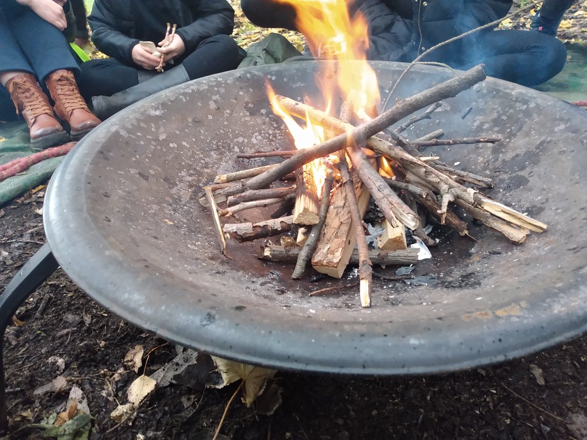 Pupils @PilrigPark learning about safe 🔥 lighting #outdoorfun #outdoorlearning #outdoors @experienceoutd #handsonexperience #nature #natureconnection #Sustainability @PlayScotland @OutdoorClassDay #outdoorclassroom