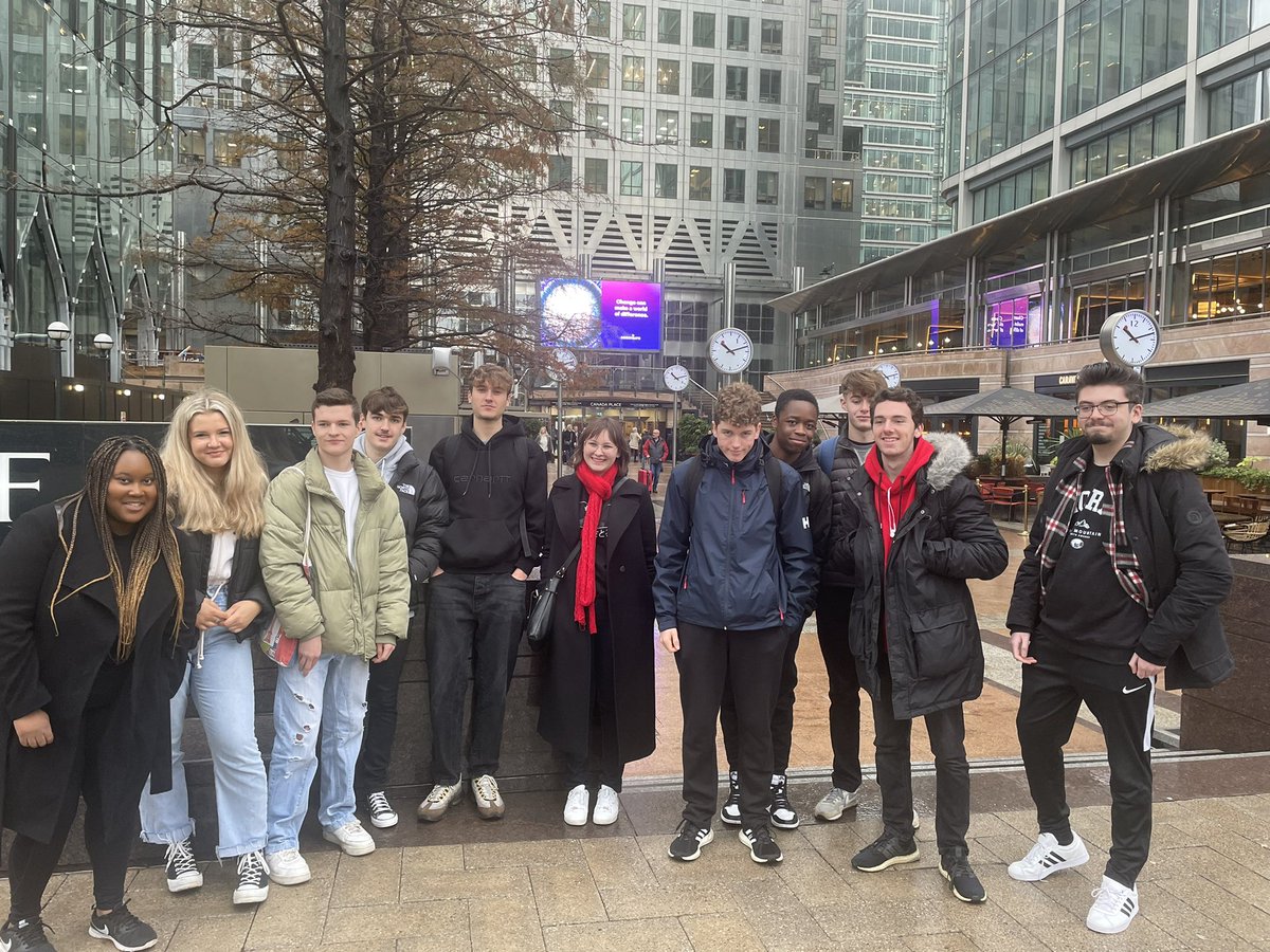 GeogJhn's tweet photo. The @thejhnschool A Level Geographers field trip to London is in full swing! Already checked out the Elizabeth Line and now completing case study research! #edexcelgeog #alevelgeog #teamgeog https://t.co/nBFEaBNww2