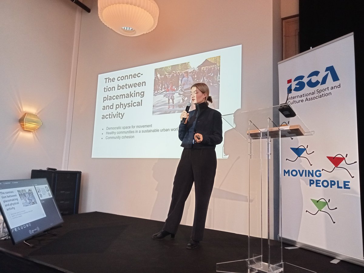 dragoneslvpies's tweet photo. Democratizar el espacio, crear conexiones y comunidad, luchar por la igualdad, la salud...son algunos de los efectos de hacer deporte en público según las conclusiones del proyecto europeo PARK presentado en #MoveEurope https://t.co/zpX8iW7IUl