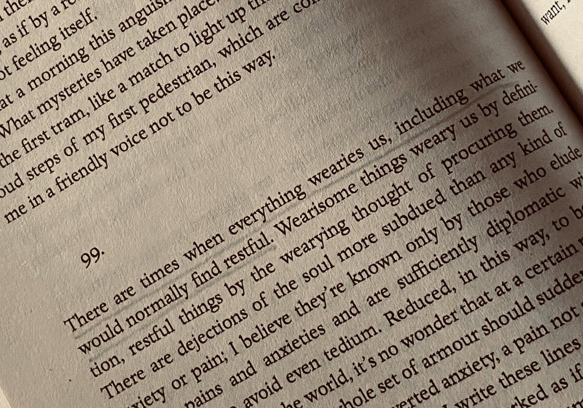 “Bazı zamanlar vardır ki her şey yorar bizi, genelde dinlendirici bulduğumuz şeyler bile,” demiş Pessoa. Hissettiğim ama hiç dile getirmediğim daha doğrusu kelimelere dökemediğim şeylerden biriydi bu. Haklı. Var böyle bir şey.