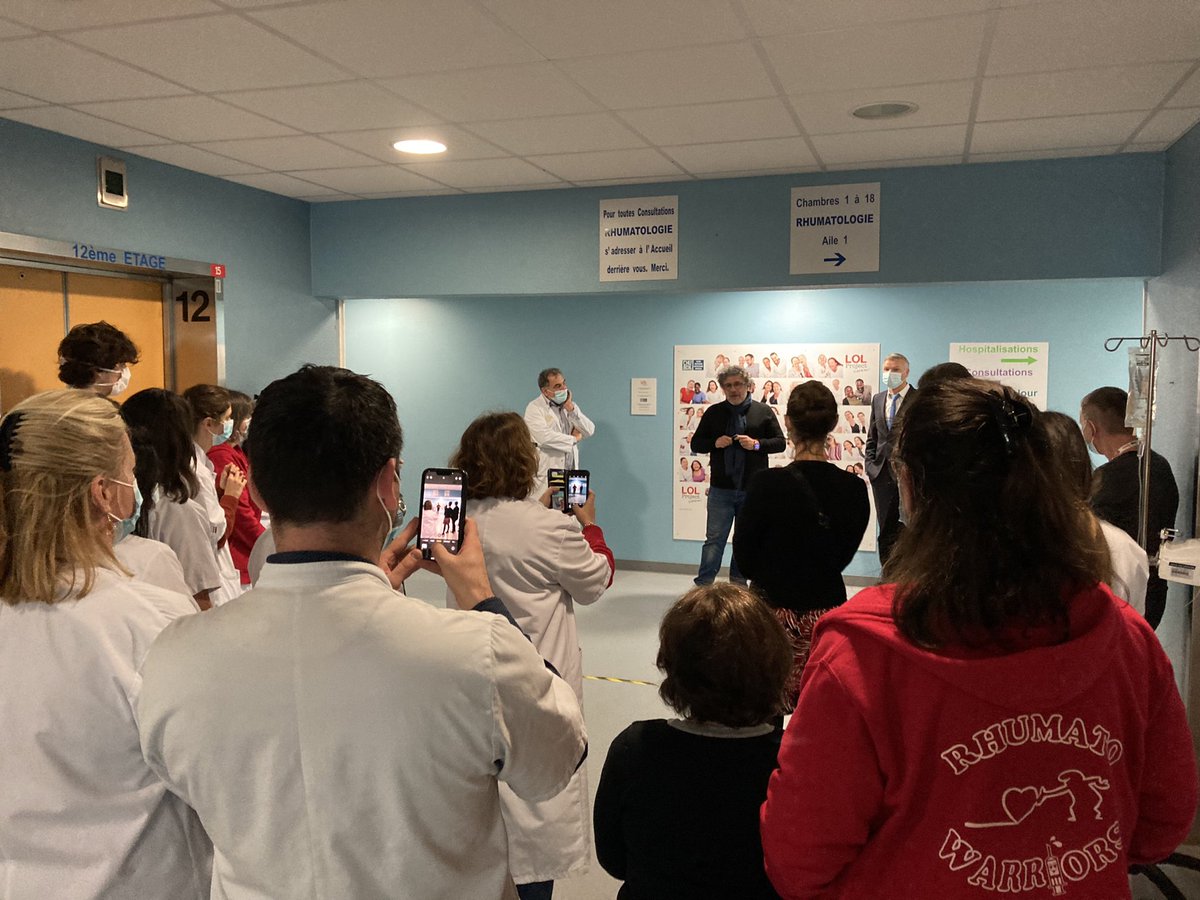 [DIRECT] Vernissage de la mosaïque de photos du <a href="/LOLProject/">LOLPROJECT</a> dans le service de #rhumatologie du <a href="/CHUBordeaux/">CHU de Bordeaux</a> en présence de @DavidKenphoto. Merci aux 74 participants pour cette expérience unique ! #lolproject #rireensemble Cc <a href="/yannbubien/">Yann Bubien</a> <a href="/RESOBordeaux/">RESO Bordeaux</a> <a href="/crichez33/">Christophe Richez</a> <a href="/CelineTur/">Fernandez-Tur Céline</a>