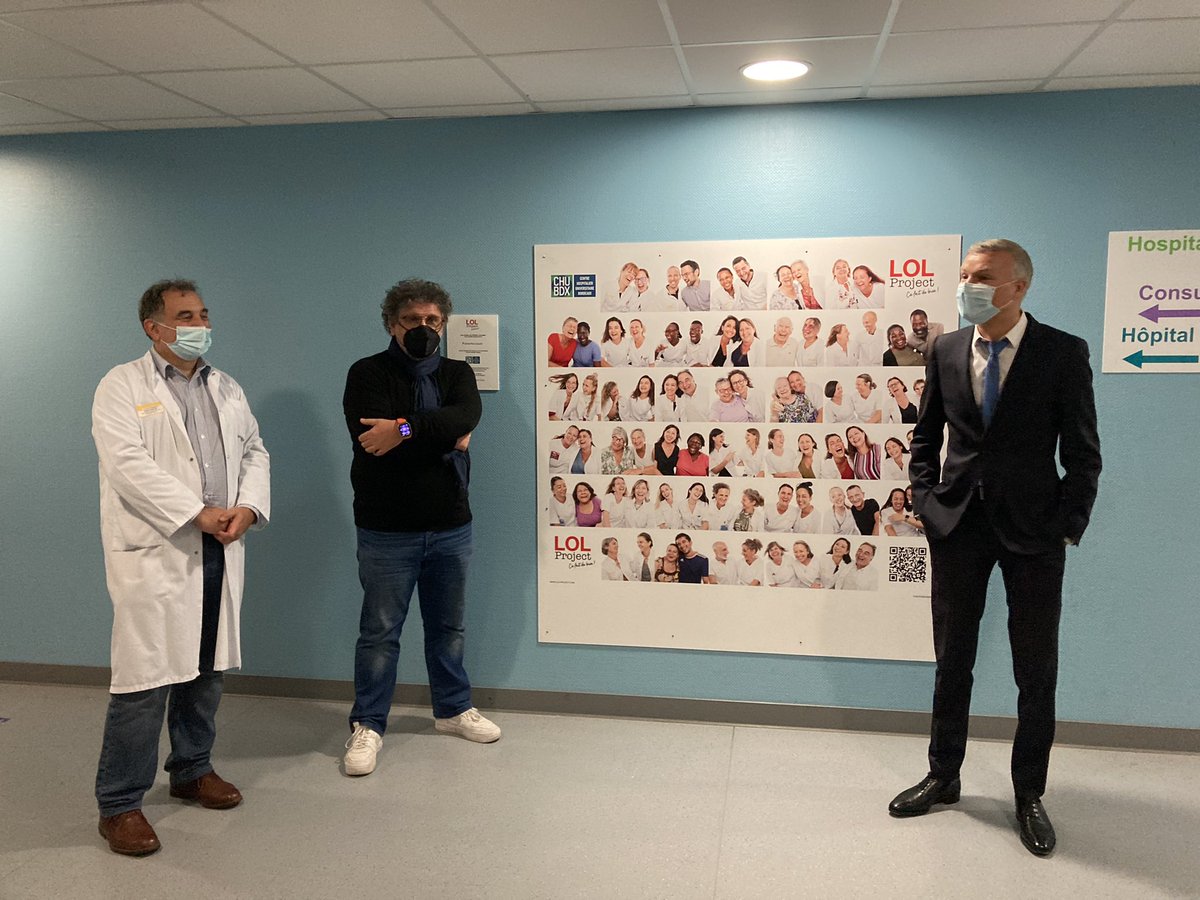 CHUBordeaux's tweet photo. [DIRECT] Vernissage de la mosaïque de photos du @LOLProject dans le service de #rhumatologie du @CHUBordeaux en présence de @DavidKenphoto. Merci aux 74 participants pour cette expérience unique ! #lolproject #rireensemble Cc @yannbubien @RESOBordeaux @crichez33 @CelineTur https://t.co/pLFT4WNhK6