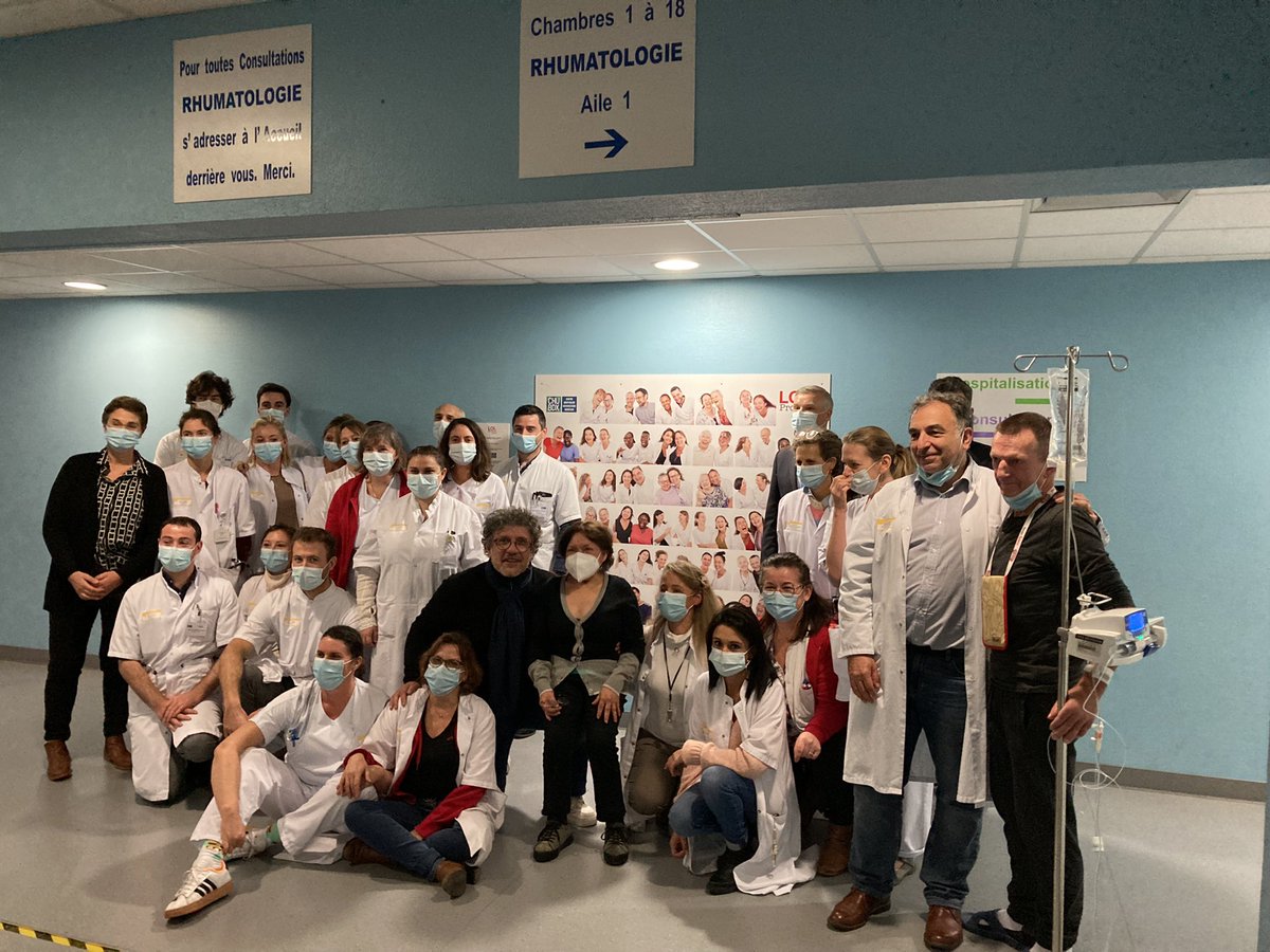 CHUBordeaux's tweet photo. [DIRECT] Vernissage de la mosaïque de photos du @LOLProject dans le service de #rhumatologie du @CHUBordeaux en présence de @DavidKenphoto. Merci aux 74 participants pour cette expérience unique ! #lolproject #rireensemble Cc @yannbubien @RESOBordeaux @crichez33 @CelineTur https://t.co/pLFT4WNhK6