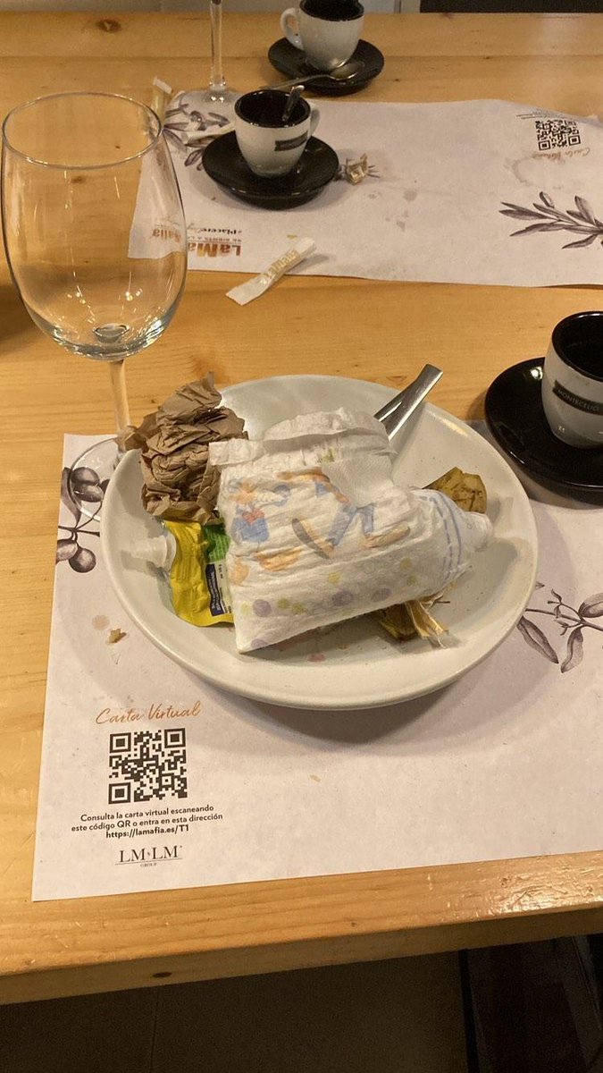 soycamarero's tweet photo. Gracias por la propina señores clientes... https://t.co/3eBGPzEsIy