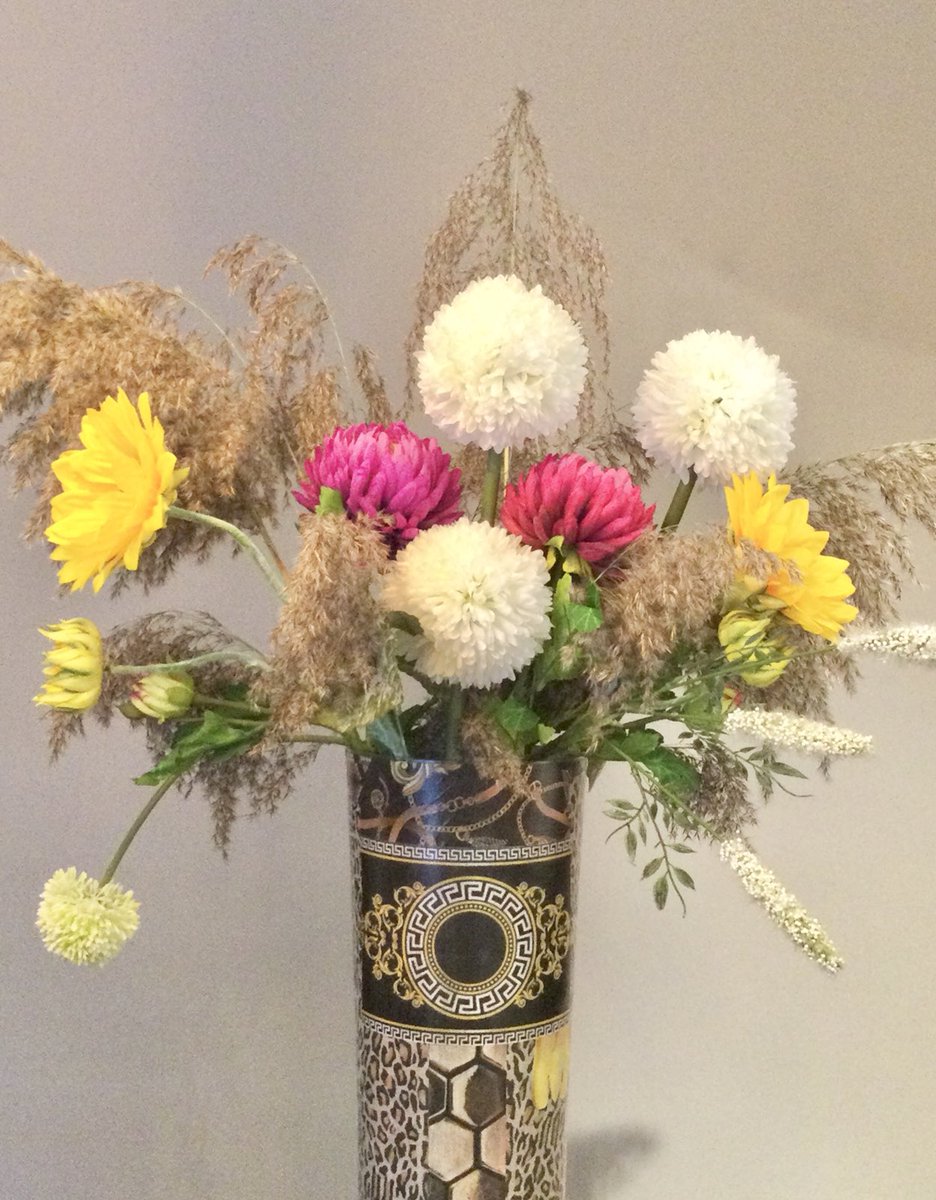 WilVervenne's tweet photo. Graspluimen. ๐พ Mocht je ze nog tegenkomen, pluk er een paar voordat de grasmaaier er aan komt. Ze doen het erg leuk in een vaas.๐
#graspluim #decoreren #vaas #bloemen #gemaaktdoormij #interieur #wooninspiratie #huisdecoratie https://t.co/p1qrYP5Hui