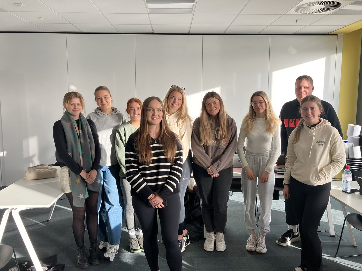 Hyfryd croesawu ein cyn-fyfyriwr <a href="/LowriBellis/">Lowri Bellis</a> o <a href="/colegcymraeg/">Coleg Cymraeg</a> yn ôl i JOMEC heddiw! 

Diolch am y sgwrs am y byd PR/cyfathrebu. 🙌🙌