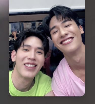 TAYNEWTaiwanFC's tweet photo. 𝗧𝗔𝗬𝗡𝗘𝗪 [11.23] cr. 🍯

這個顏色的搭配 🤣 很符合今晚 #maxshots 的主題了！

#Tawan_V #Newwiee 
#โพก้า #เตนิว https://t.co/UZdihQH5Sj